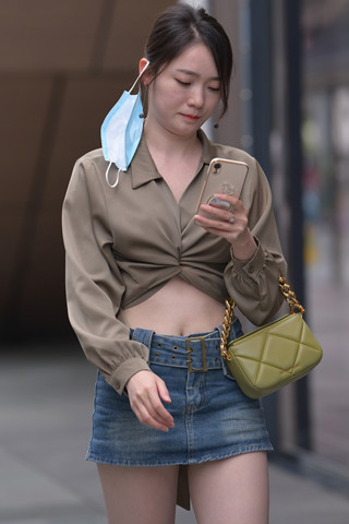 街拍魅力牛仔短裙美腿小仙女