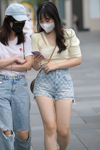 街拍白皙的热裤美眉