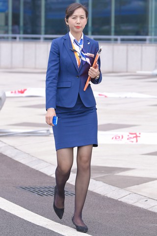 场外的工装丝袜美女，你喜欢吗