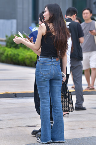 蓝色牛仔裤气质美女