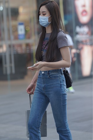 街拍牛仔裤长腿美姐