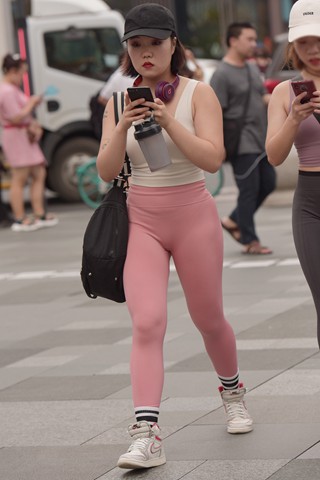 蜜臀粉色紧身裤美眉