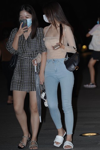 夜拍跟闺蜜逛街的紧牛小姐姐