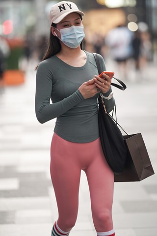 街拍粉色紧身裤美眉