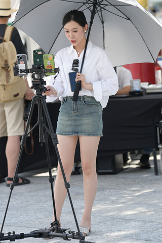 敬业的牛仔裙，白衬衫主播