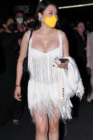 吊带裙丰腴时尚“大”美女