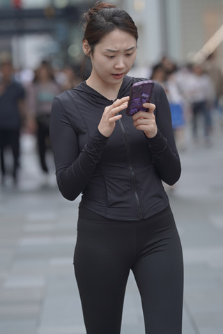 街拍黑色瑜伽裤美眉