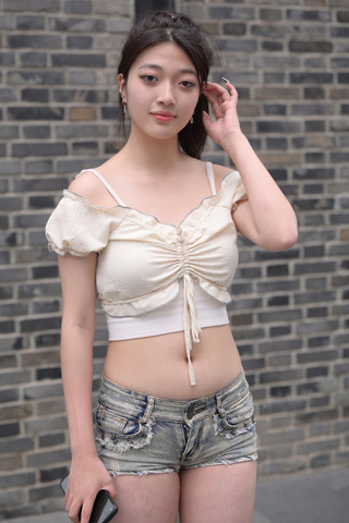 搭讪街拍热裤露脐小姐姐