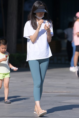 街拍吃雪糕的紧身裤美眉