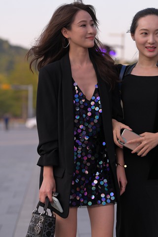 时尚的鳞片裙高跟美女