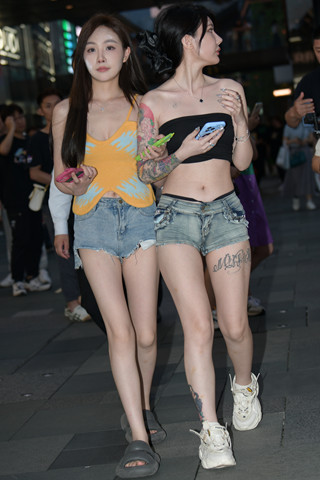 搭讪街拍热裤小蛮腰姐妹逛街