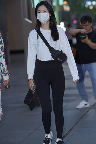 黑色紧身裤清纯小姐姐