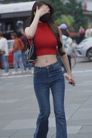 街拍红衣红色高跟牛仔裤美眉