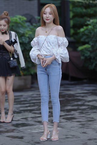 搭讪苗条的牛仔裤小姐姐