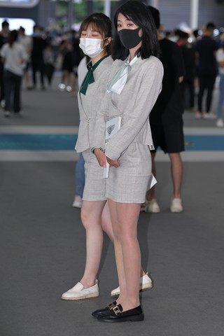 工作中的荧光丝小姐姐