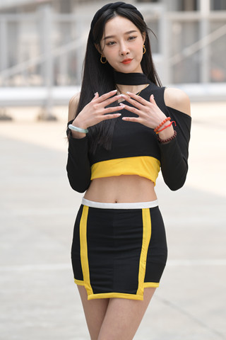 天然大长腿车模在场外