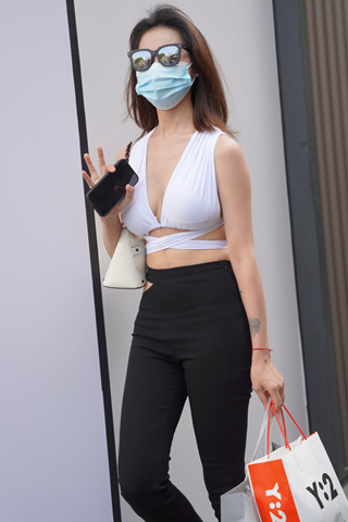 街拍黑色长裤墨镜小姐姐