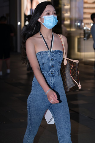 街拍连体紧身牛仔裤美女