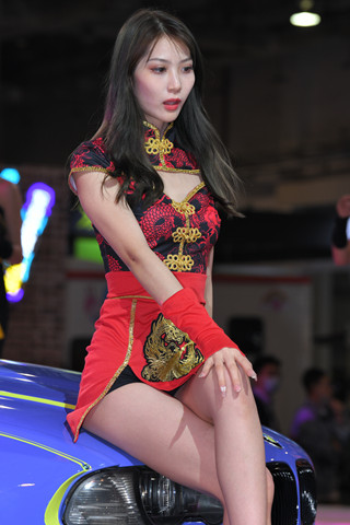 红艳艳的古风车模