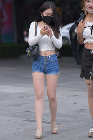 街拍热牛裤里丝小姐姐