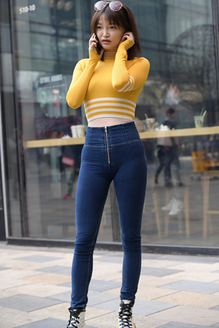 黄色衣服紧牛美眉