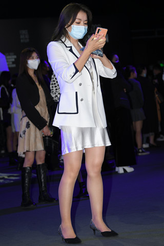 喜欢穿肉丝的高跟鞋美女