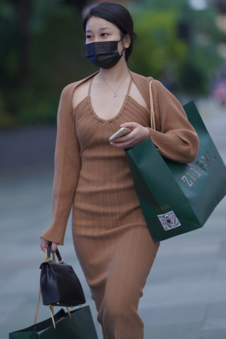 街拍棕色长裙街拍美女