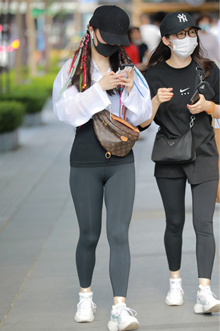 黑色紧身裤美眉