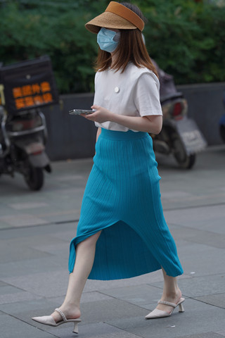 街拍蓝色裙白皙美姐