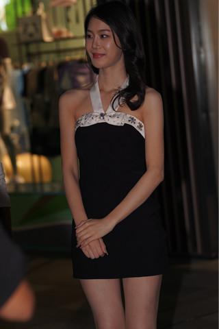 夜拍黑色超短包臀裙小姐姐