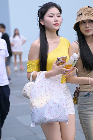 街拍白热裤黄衣服小姐姐