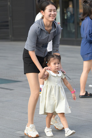 抓拍开心的丝腿宝妈