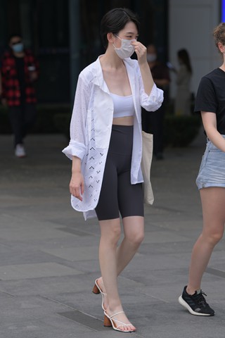 紧身裤美腿美眉