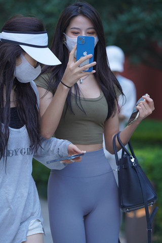 街拍紧身裤美眉