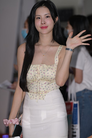 气质白皙美腿小姐姐