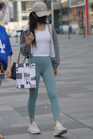 街拍魅力紧身瑜伽裤美眉