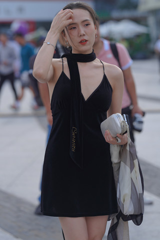 吊带黑色裙时尚美女