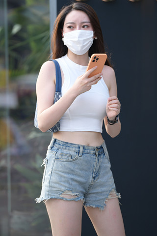 街拍热裤白鞋美腿小姐姐