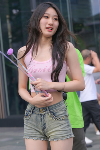 热裤小姐姐很甜美，适合做女朋友