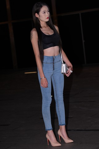 紧身蓝牛高跟美女菲菲