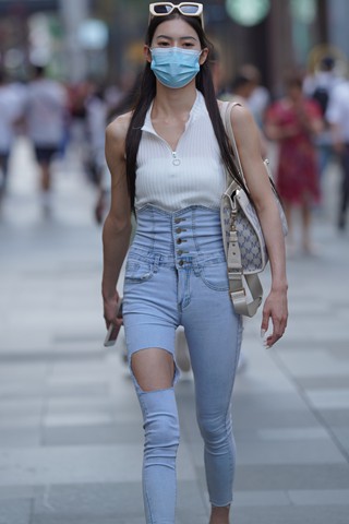 街拍破洞牛仔长裤美女