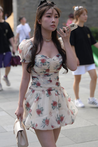 街拍花裙子漂亮小姐姐