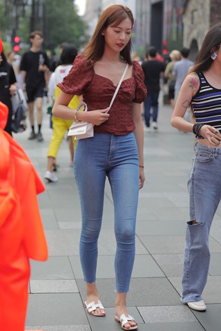 紧身牛仔裤小姐姐