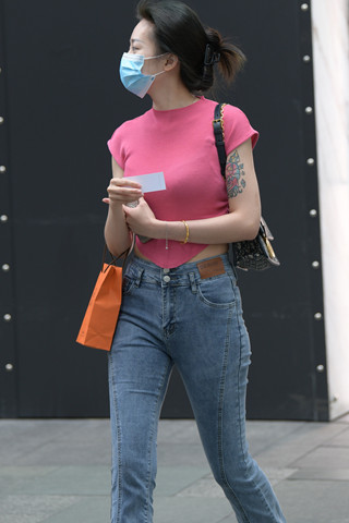 韵味的牛仔裤姐姐