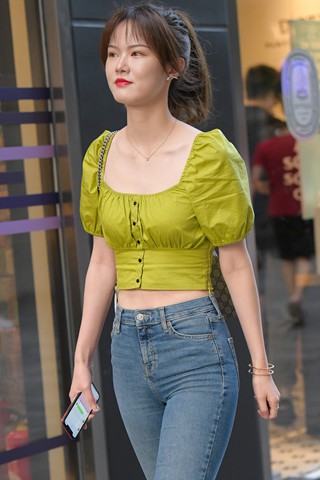 甜美马尾辫蓝牛美姐