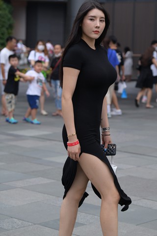 丰满黑色开衩裙美女