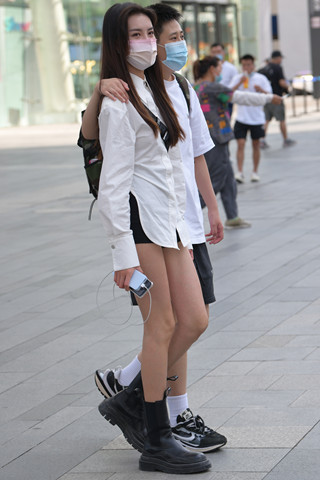 街拍黑色短裙美腿小姐姐