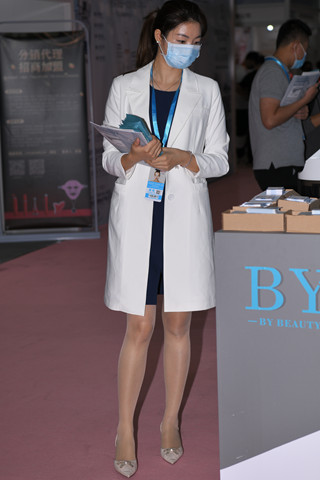 成熟的肉丝女人