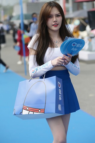 派发传单的蓝色短裙小妹