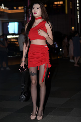 红裙黑丝高跟美女菲菲